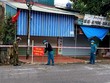 Lực lượng chức năng tiến hành phong tỏa các khu có nguy cơ lây nhiễm tại xã Chu Hóa, thành phố Việt Trì. (Ảnh: Trung Kiên/TTXVN).