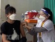 Lực lượng y tế xã Phước Nam, huyện Thuận Nam tiêm vaccine phòng COVID-19 đợt 8 cho các đối tượng ưu tiên. (Ảnh: Công Thử/TTXVN).