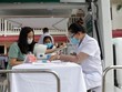 Nhân viên y tế khám sàng lọc trước khi tiêm vaccine phòng COVID-19 cho sinh viên tại Trường Cao đẳng Y tế Sơn La. (Ảnh: Hữu Quyết/TTXVN).