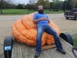 Anh Mike Schmit ở thành phố Markesan, tiểu bang Wisconsin, Mỹ đã theo nghiệp trồng bí ngô khổng lồ từ năm 2016.