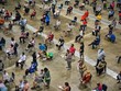 Người dân xếp hàng chờ tiêm vaccine phòng COVID-19 tại Kuala Lumpur, Malaysia. (Ảnh: AFP/TTXVN)