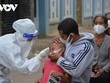 Lực lượng Y tế tỉnh Đắk Lắk lấy mẫu test nhanh Covid-19 ở phường Tân Lập, sau khi phát hiện chùm ca bệnh tại đây.
