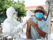 Tiêm vaccine phòng COVID-19 cho người dân ở Buôn Mê Thuột (Đắk Lắk). (Ảnh: TTXVN).