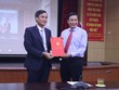 Thứ trưởng Bộ TN&MT Trần Quý Kiên trao quyết định điều động, bổ nhiệm cho ông Nguyễn Xuân Trường.