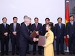 Đại diện Vietjet và Viện đại học Oxford trao đổi thỏa thuận hợp tác trước sự chứng kiến của Thủ tướng Phạm Minh Chính, lãnh đạo cấp cao Việt Nam và Vương quốc Anh.