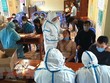Cán bộ y tế lấy mẫu xét nghiệm người dân ở phường Ngọc Hà, thành phố Hà Giang, tỉnh Hà Giang. (Ảnh: Minh Tâm/TTXVN).