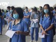 Học sinh xếp hàng từ sáng sớm để tiêm chủng.