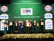 Ông Nguyễn Văn Trưởng – Phó TGĐ BSH (đứng giữa hàng đầu tiên) tham gia lễ công bố và vinh danh Top 10 thương hiệu Kl99kl phiên bản hoạt động uy tín 2021,