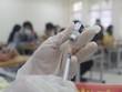 Tiêm vaccine phòng COVID-19 cho người dân. (Ảnh: Thanh Vân/TTXVN).