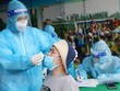 Nhân viên y tế lấy mẫu xét nghiệm sang lọc cho người dân phường Gia Cẩm, thành phố Việt Trì. (Ảnh: Trung Kiên/TTXVN).