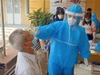 Lực lượng y tế lấy mẫu xét nghiệm. (Ảnh: Đinh Tuấn/TTXVN).