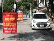 Chốt kiểm soát tại Thị trấn Quốc Oai, nơi có ổ dịch phức tạp. (Ảnh: Minh Quyết/TTXVN).