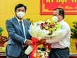 Ông Nguyễn Tiến Hải, Ủy viên Trung ương Đảng, Bí thư Tỉnh ủy, Chủ tịch HĐND tỉnh Cà Mau, tặng hoa chúc mừng ông Nguyễn Minh Luân (bên phải) được bầu giữ chức Phó Chủ tịch UBND tỉnh Cà Mau nhiệm kỳ 2021-2026. (Nguồn: VGP).