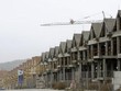 Dãy nhà ở đang được hoàn thiện bên trong khu đô thị Valdemoro, thành phố Madrid (Tây Ban Nha). Ảnh: AFP.