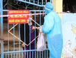 Nhân viên Trạm y tế phường Mỹ Hải, thành phố Phan Rang-Tháp Chàm đến thăm khám sức khỏe, cấp túi thuốc cho bệnh nhân mắc COVID-19 điều trị tại nhà. (Ảnh: Nguyễn Thành/TTXVN)
