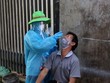 Lấy mẫu xét nghiệm sàng lọc virus SARS-CoV-2 trên địa bàn phường Vĩnh Lạc, thành phố Rạch Giá, tỉnh Kiên Giang. (Ảnh: Lê Huy Hải/TTXVN).