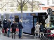 Người dân xếp hàng chờ tiêm vaccine phòng COVID-19 tại Vienna, Áo. (Ảnh: THX/TTXVN).