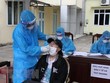 Nhân viên y tế lấy mẫu xét nghiệm. (Ảnh: Văn Tý/TTXVN).