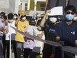 Người dân xếp hàng tiêm chủng tại Campuchia. Ảnh: AP.