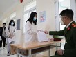 Công an kiểm tra thông tin, căn cước công dân của học sinh trường Trung học Phổ thông Trần Nhân Tông, quận Hai Bà Trưng để đối chiếu thông tin, phục vụ tích hợp dữ liệu. (Ảnh: Thanh Tùng/TTXVN).