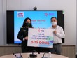 Bà Nguyễn Thị Thủy – Thành viên HĐQT MB thay mặt MB trao tặng 5 tỷ đồng đến Bệnh viện điều trị người bệnh COVID-19.