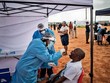 Nhân viên y tế xét nghiệm Covid-19 (Ảnh: AFP).