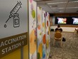 Người dân được theo dõi sau khi tiêm vaccine phòng COVID-19 tại một bệnh viện ở Singapore, ngày 7/9/2021. (Ảnh: AFP/TTXVN).