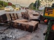Hiện trường các khối bêtông rơi từ xe đầu kéo xuống đường và đè chết người. (Ảnh: TTXVN phát).