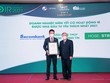Ông Bùi Anh Tú, Phó Giám đốc Trung tâm Chuyển đổi số kiêm Giám đốc Định chế Kl991.com nạp rút nhanh, đại diện Sacombank nhận giải thưởng.