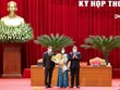 Tân Phó Chủ tịch HĐND tỉnh Quảng Ninh Vi Ngọc Bích nhận hoa chúc mừng từ Thường trực HĐND tỉnh Quảng Ninh.