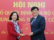 Trưởng Ban Tổ chức Trung ương Trương Thị Mai trao quyết định cho ông Nguyễn Thanh Long.