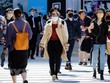 Người dân đeo khẩu trang phòng dịch COVID-19 tại Tokyo, Nhật Bản ngày 18/4/2021. (Ảnh: AFP/TTXVN).