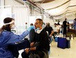 Nhân viên y tế lấy mẫu xét nghiệm tại sân bay ở Israel (Ảnh: Reuters).