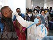 Nhân viên y tế lấy mẫu xét nghiệm COVID-19 cho người dân tại Bhopal, Ấn Độ. (Ảnh: THX/TTXVN).
