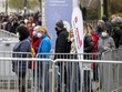 Người dân xếp hàng chờ tiêm vaccine phòng COVID-19 tại Vienna, Áo. (Ảnh: AFP/TTXVN).