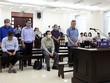 Các bị cáo nghe đại diện Viện Kiểm sát trình bày bản luận tội và đề nghị mức án trong phiên tòa sơ thẩm. (Ảnh: TTXVN).