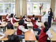 Trong thời gian học, phát hiện học sinh có biểu hiện ho, sốt nghi ngờ mắc COVID-19, giáo viên sẽ báo với nhà trường và đưa học xuống phòng cách ly y tế. (Ảnh: Thanh Tùng/TTXVN).