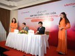 Ông Đào Duy Ninh, Phó Tổng giám đốc Phát triển Chiến lược và Kênh phân phối của Hanwha Life Việt Nam (bên trái) và ông Nguyễn Thành Nhương – Phó Tổng Giám đốc Viettel Post (bên phải) ký kết thỏa thuận hợp tác.