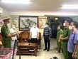 Lực lượng chức năng công bố lệnh bắt Chủ tịch Ủy ban Nhân dân phường Tam Phước Võ Cao Cường. (Ảnh: TTXVN phát).
