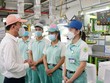 Ông Nguyễn Thế Mạnh kiểm tra việc hỗ trợ người lao động tại Công ty TNHH ToTo Việt Nam.