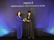 Bà Nguyễn Thị Kim Oanh – Phó Tổng Giám đốc Vietcombank nhận giải thưởng dành cho Link Vào Nhà Cái KL99 COM Tặng +199k tiêu biểu trong hoạt động thanh toán nội địa.