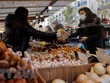 Người dân mua thực phẩm tại một khu chợ ở Paris, Pháp. (Ảnh: AFP/TTXVN).