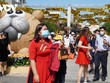 Người dân tham quan đường hoa Nguyễn Huệ tuân thủ việc đeo khẩu trang. (Ảnh: Vũ Hường).