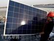 Lắp đặt những tấm pin năng lượng Mặt Trời tại tỉnh An Huy, Trung Quốc. (Ảnh: AFP/TTXVN).
