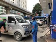 Đổ xăng tại cửa hàng KL99 dịch vụ hỗ trợ 24/7 số 112 Trần Phú, quận Hà Đông (Hà Nội) chiều 9/2/2022. (Ảnh: Phương Anh/TTXVN).