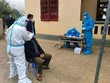 Lấy mẫu xét nghiệm COVID-19. (Nguồn: TTXVN).