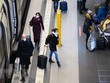 Người dân đeo khẩu trang phòng dịch COVID-19 tại Berlin, Đức, ngày 28/1/2022. (Ảnh: THX/TTXVN).