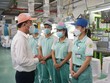 Tổng Giám đốc BHXH Việt Nam Nguyễn Thế Mạnh kiểm tra việc hỗ trợ NLĐ tại Công ty TNHH TOTO Việt Nam.