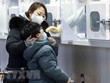 Nhân viên y tế lấy mẫu xét nghiệm COVID-19 cho người dân tại Seoul, Hàn Quốc. (Ảnh: THX/TTXVN).