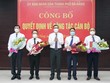 Ông Lê Trung Chinh (giữa), Chủ tịch UBND thành phố Đà Nẵng trao Quyết định và tặng hoa chúc mừng các cán bộ được điều động, bổ nhiệm vị trí công tác mới.